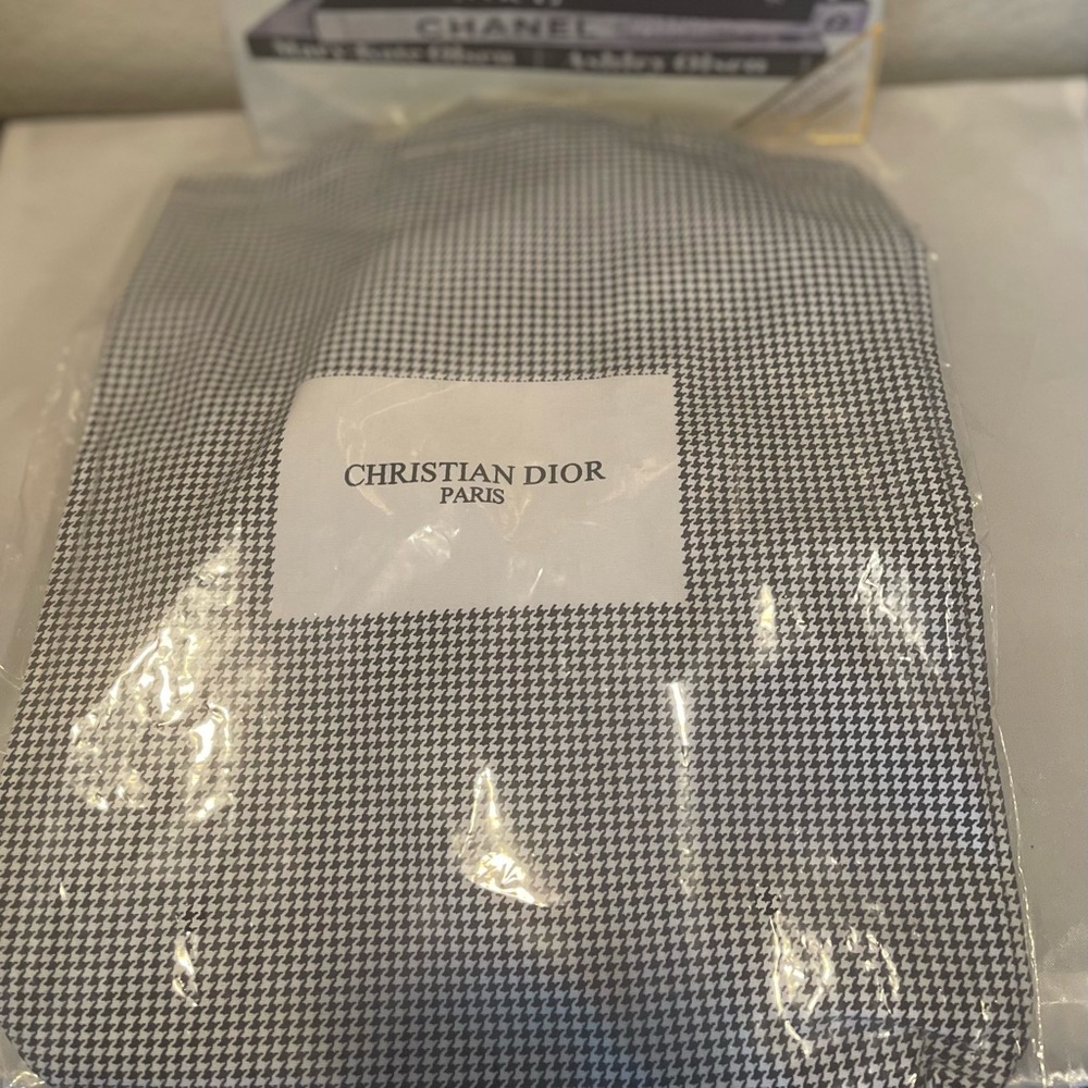 CHRISTIAN DIOR 2 PCS . PARIS BEAUTE TOTE NIP & DIOR MIRROR NIB ๐ค๐ค - Picture 3 of 5